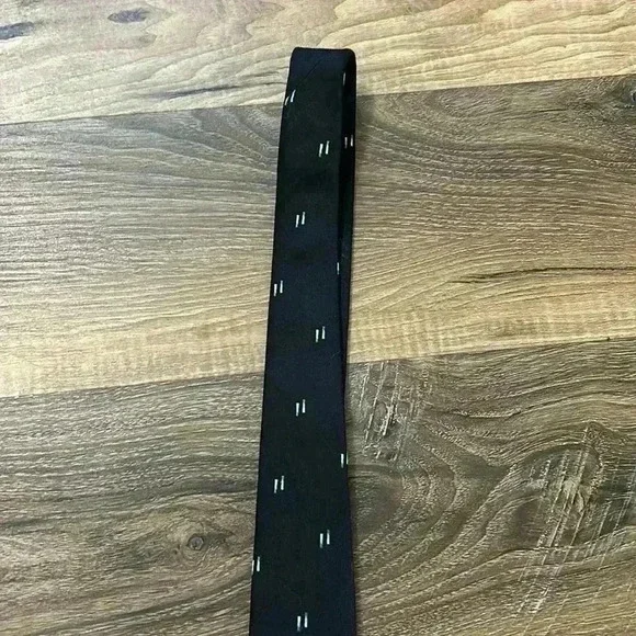 Oscar de la Renta Vintage Tie Beautiful Black with gray rectangular design. - Picture 5 of 16